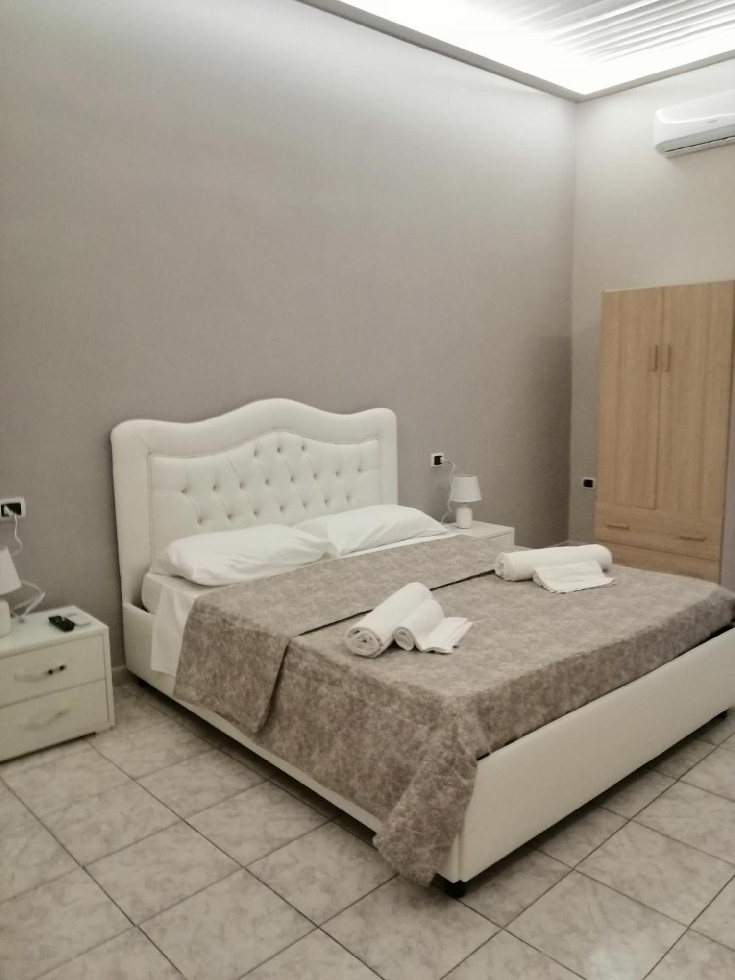 Guest House Francesco เนเปิลส์ ภายนอก รูปภาพ