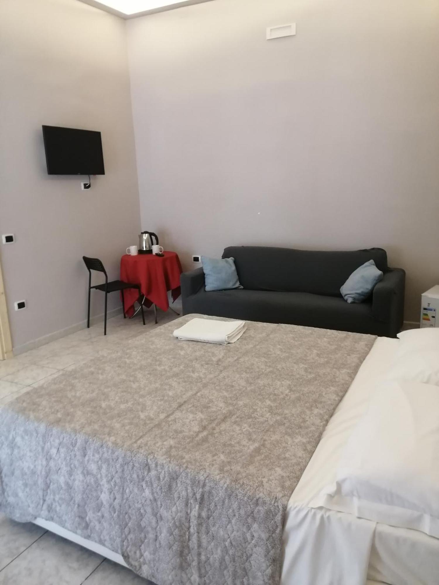 Guest House Francesco เนเปิลส์ ภายนอก รูปภาพ